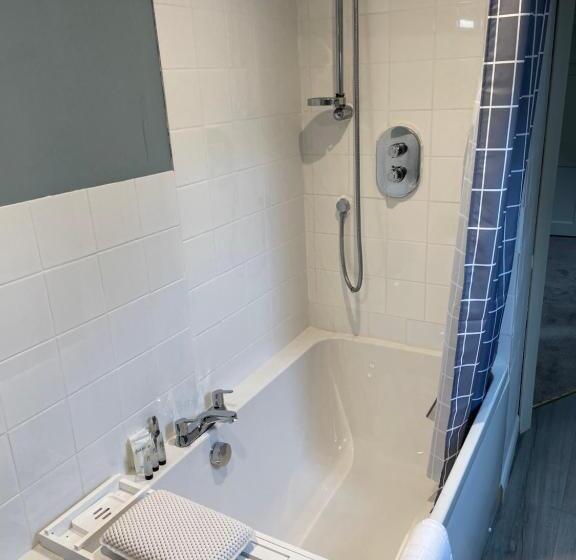 غرفة قياسية رباعية, The Shore House