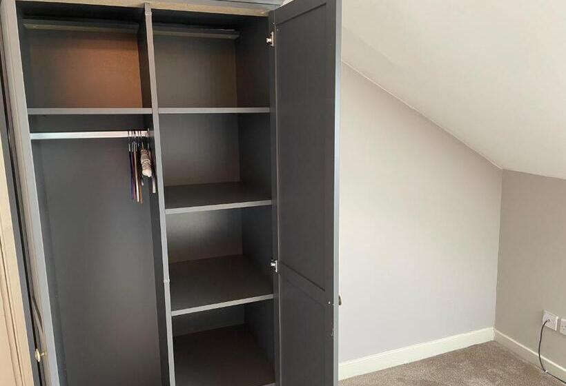 غرفة قياسية رباعية, The Shore House