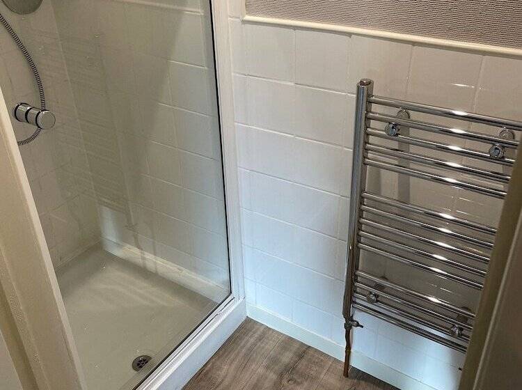 غرفة قياسية مطلّة علي البحيرة, The Shore House