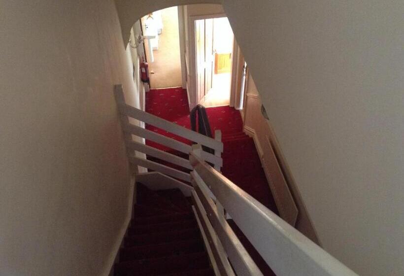 Семейный Номер Совместный Санузел, The Pines Guest House