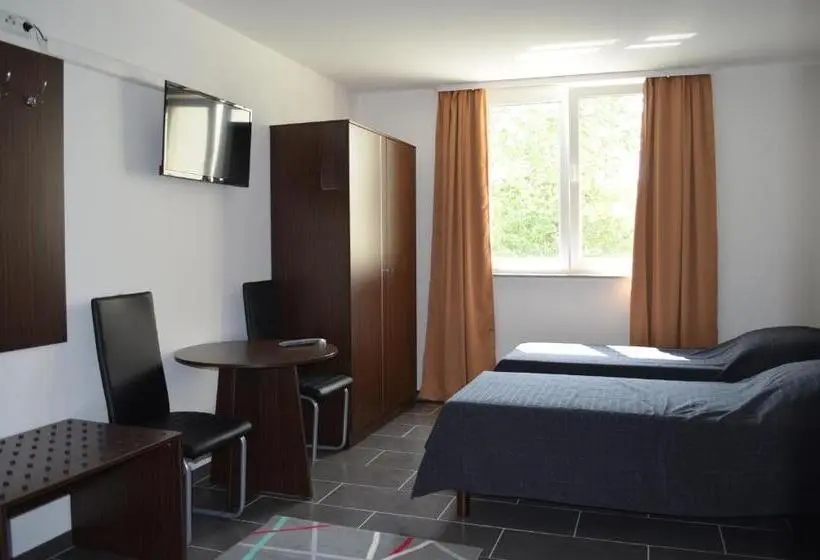اتاق لوکس, Zwei Raben Pension
