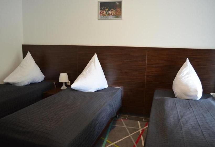 חדר סטנדרט לשלושה, Zwei Raben Pension