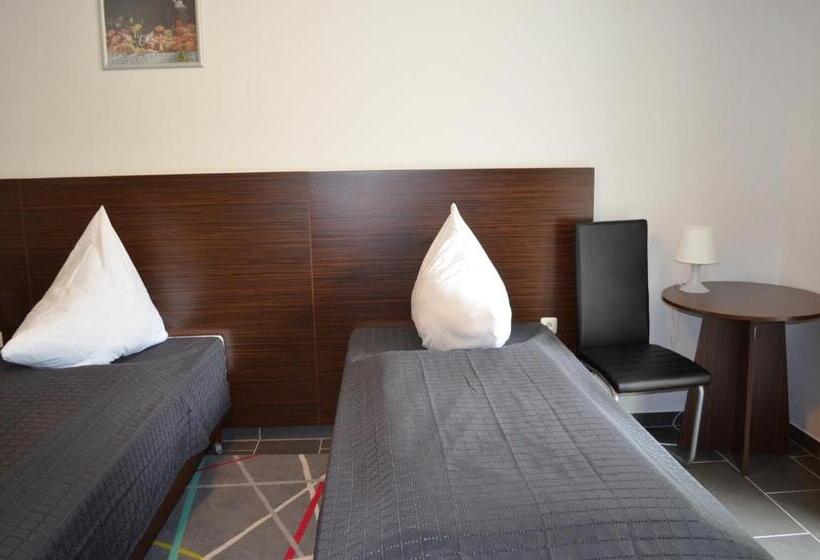 חדר סטנדרט לשלושה, Zwei Raben Pension