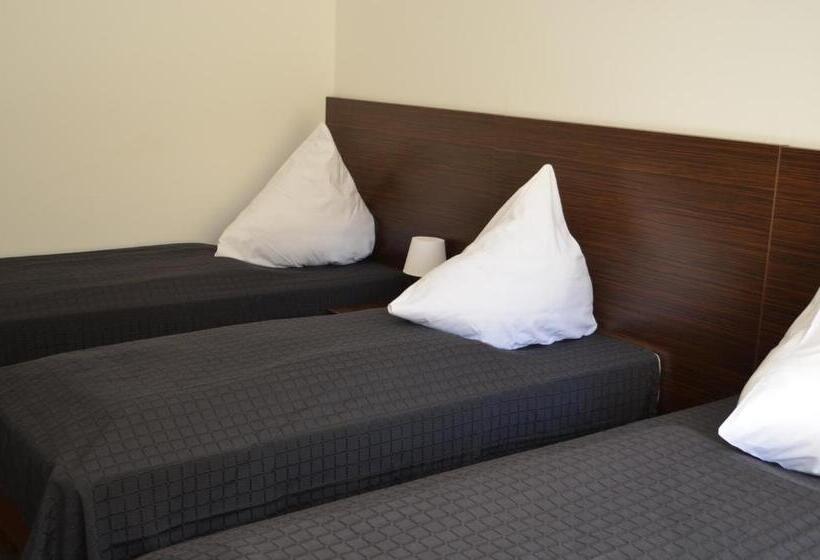 חדר סטנדרט לשלושה, Zwei Raben Pension