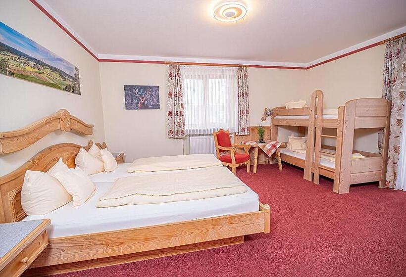 Четырехместный Номер Стандарт с Балконом, Gasthof Schneiderwirt, Kipfenberg Ot Hirnstetten