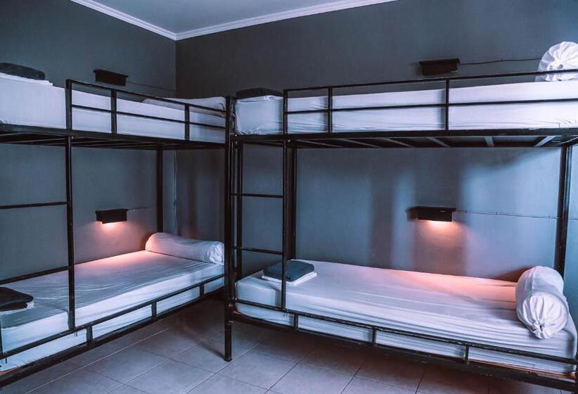 ルームシェアのワンベッド, Sultans Of Swell Uluwatu Bali