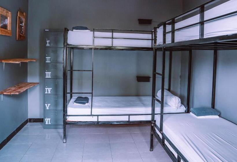 ルームシェアのワンベッド, Sultans Of Swell Uluwatu Bali