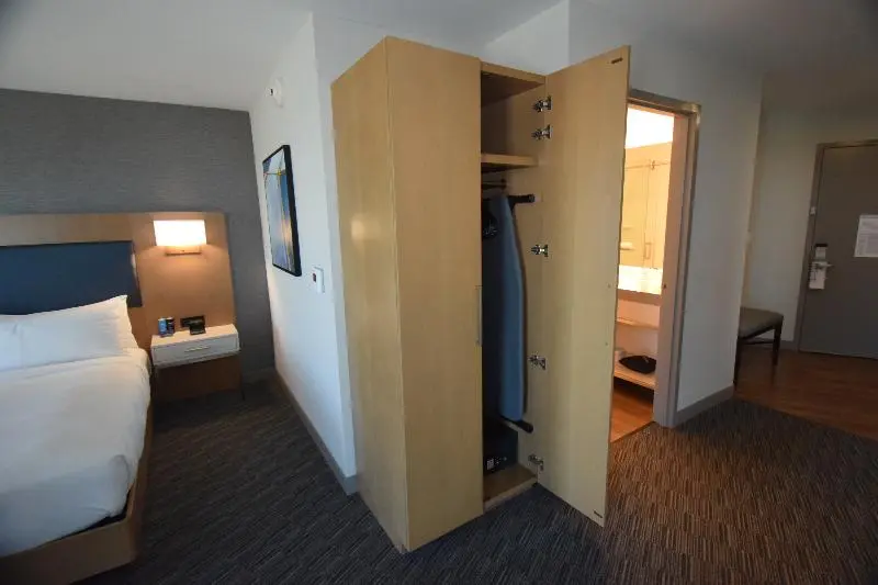 キングサイズベッドのスタンダードルーム, Legacy Hotel At Img Academy