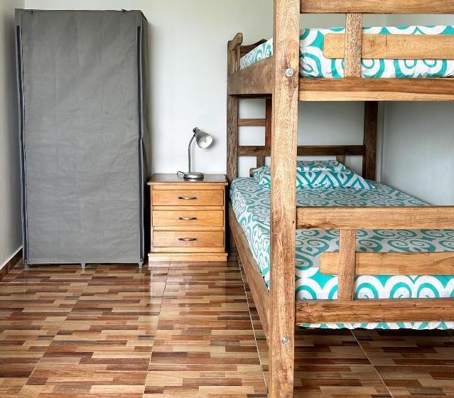 غرفة عائلية, La Terraza De Estella