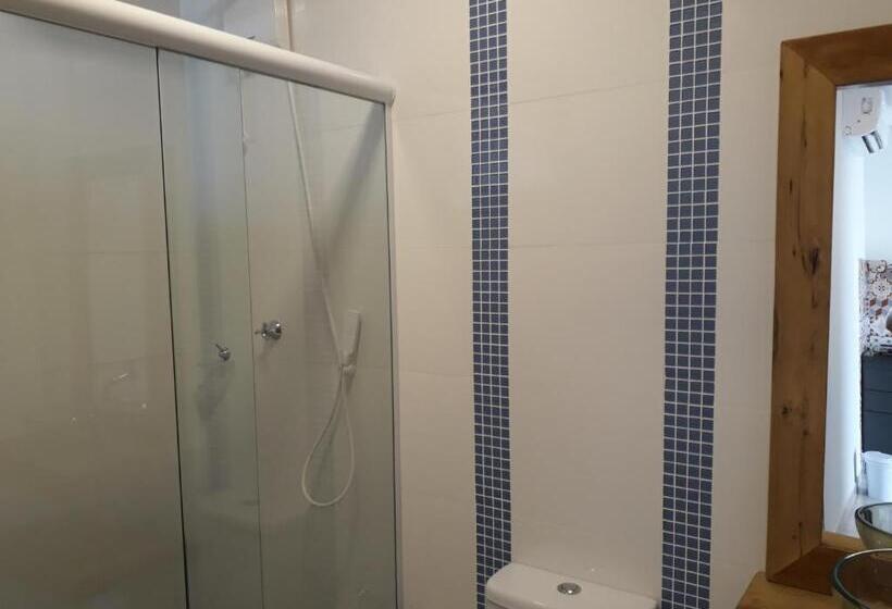 四人高级间, Navega Hostel