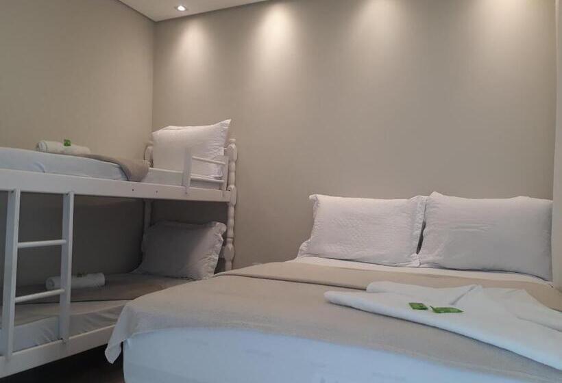 四人高级间, Navega Hostel