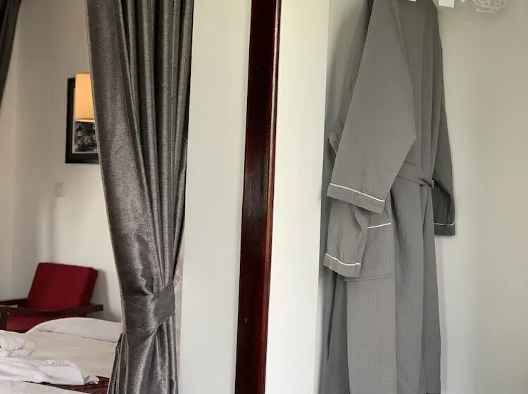 اتاق لوکس با چشم‌انداز استخر, Moloppor Villa