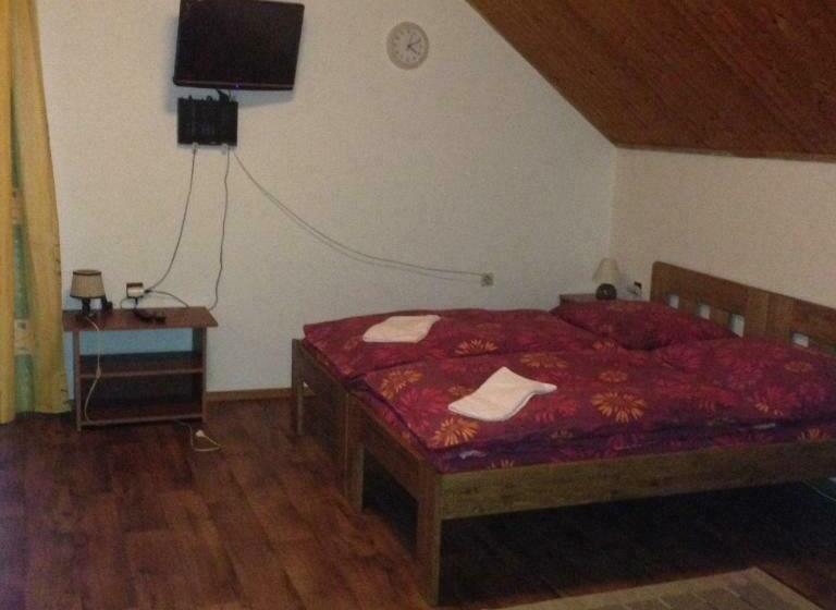 غرفة قياسية ثلاثية مزودة بشرفة, Penzion U Larvů