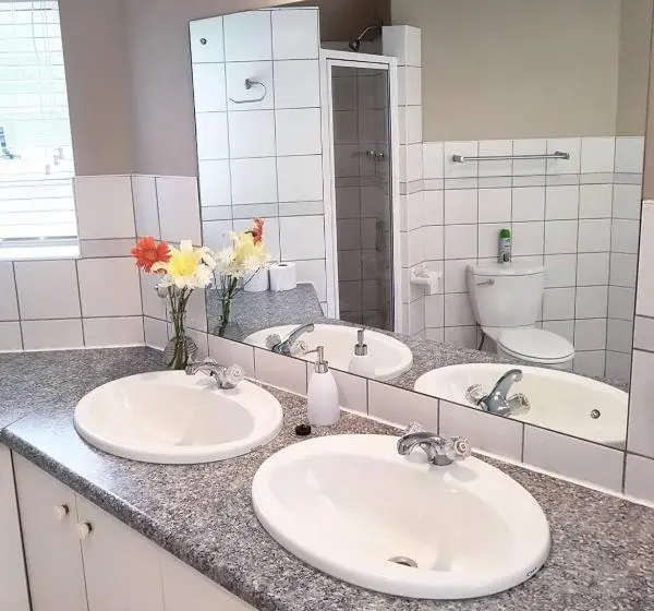 سوییت با چشمانداز استخر, Oudtshoorn Guest House