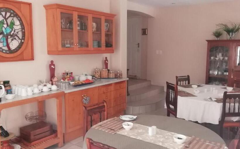 سوییت با چشمانداز استخر, Oudtshoorn Guest House