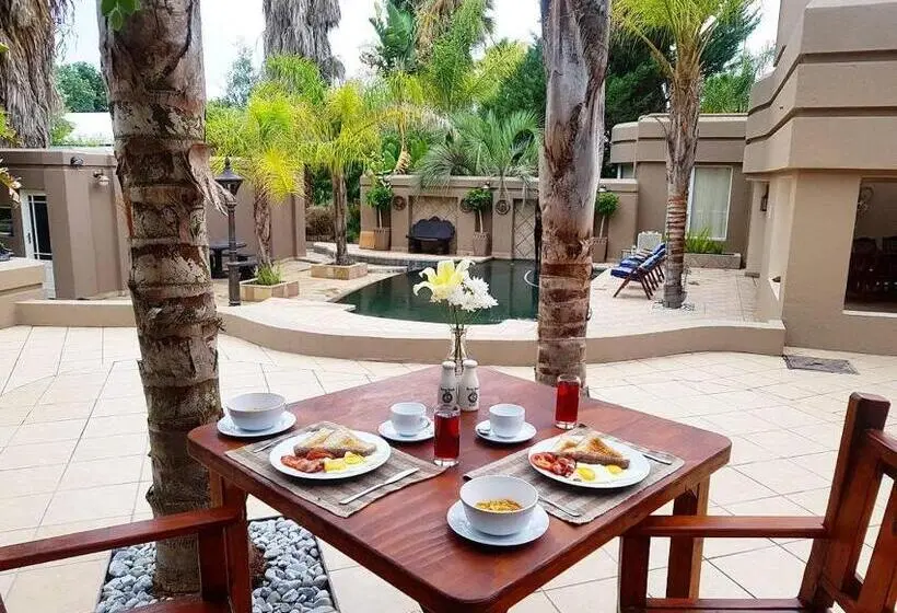 سوییت با چشمانداز استخر, Oudtshoorn Guest House