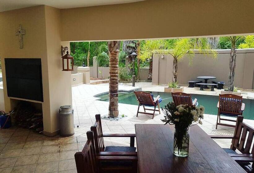 Люкс Вид на Бассейн, Oudtshoorn Guest House