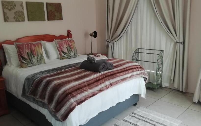 سوییت خانوادگی, Oudtshoorn Guest House