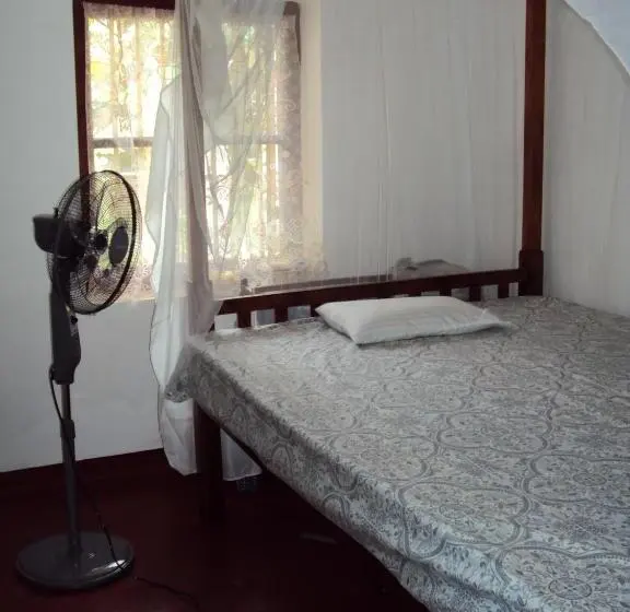 バス共有のスタンダードルーム, Siri Medura Surf Yoga Meditation Guesthouse And Hostel