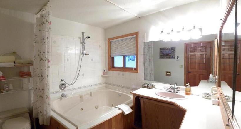 جناح مزود بجاكوزى, Alaska Chalet Bed & Breakfast