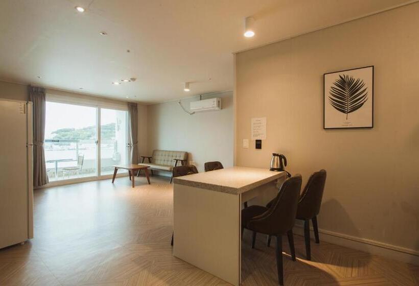 اتاق خانوادگی با چشم‌انداز دریا, Lium Spa Hostel