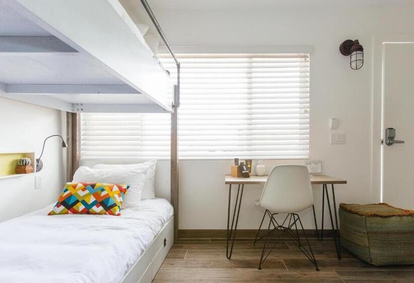 غرفة قياسية رباعية, Surfhouse