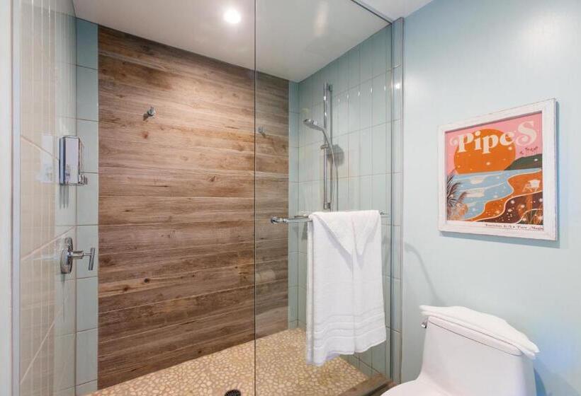 غرفة قياسية رباعية, Surfhouse