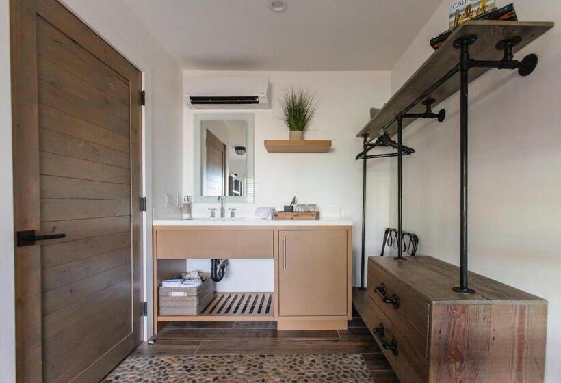 غرفة قياسية رباعية, Surfhouse