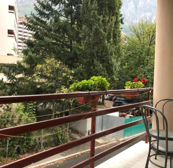 غرفة عائلية, Pinul Negru 2