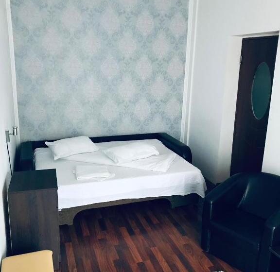 غرفة عائلية, Pinul Negru 2