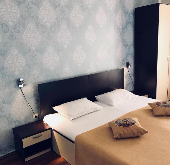 غرفة عائلية, Pinul Negru 2