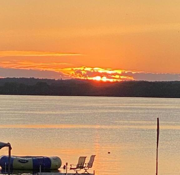 Suite with lake view, Peters Sunset Beach Resort And Golf