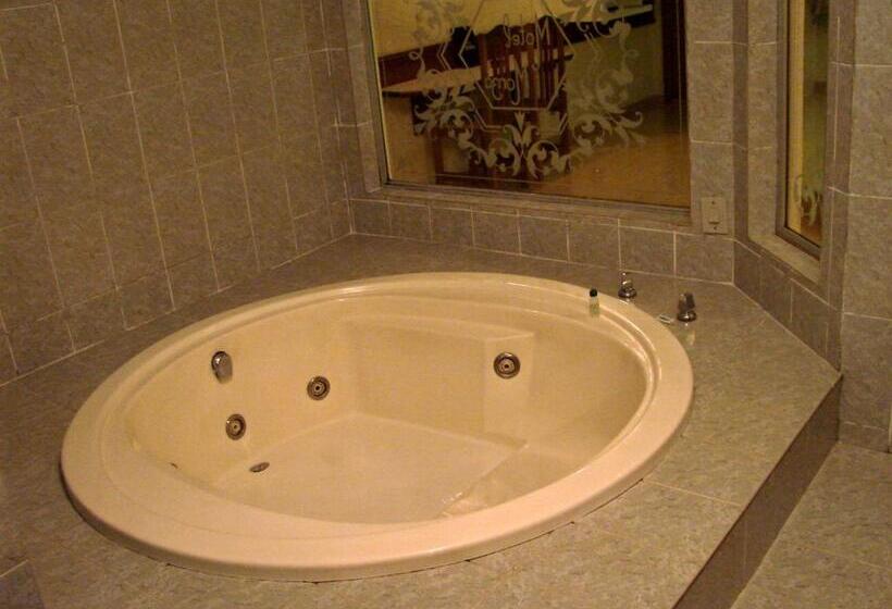 Номер Deluxe, Motel Monza