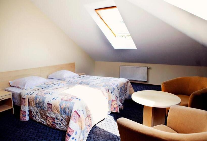 اتاق کلاسیک سه تخته, Domus