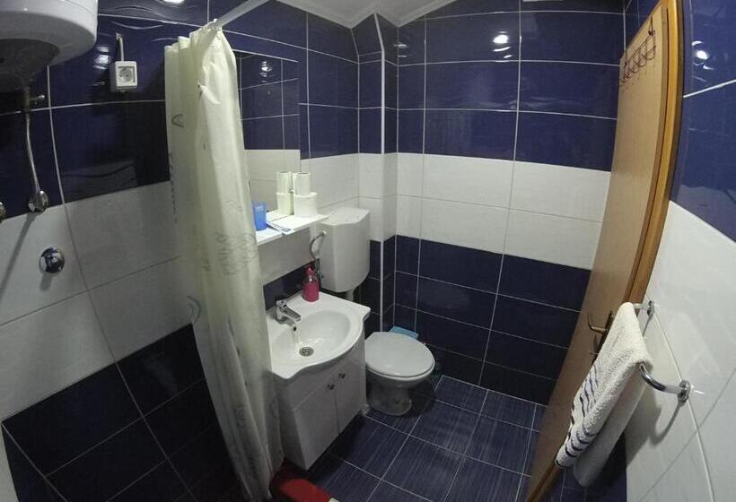 اتاق استاندارد سه تخته با سرویس بهداشتی مشترک, Apartment And Rooms Konak