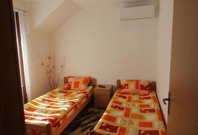 اتاق استاندارد با سرویس بهداشتی مشترک, Apartment And Rooms Konak