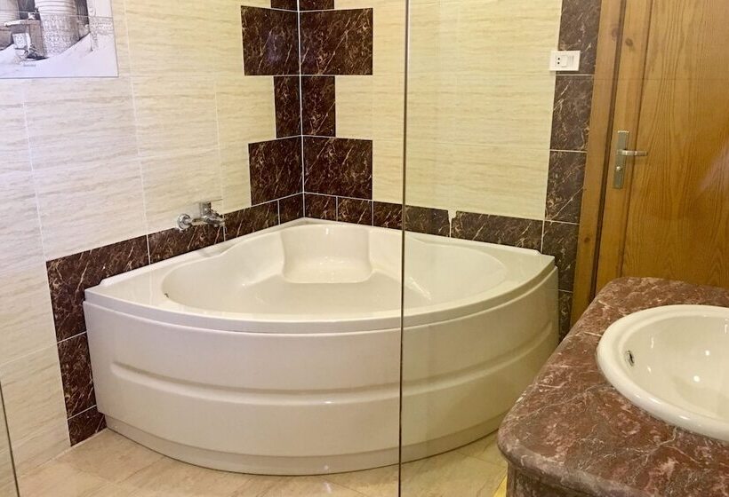 سوییت لوکس, Jewel Howard Carter