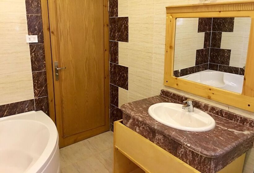 سوییت لوکس, Jewel Howard Carter