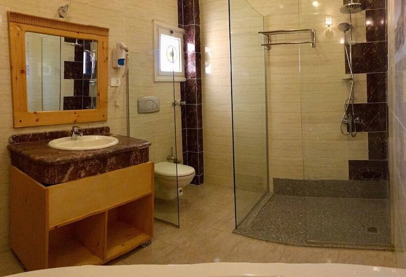 سوییت لوکس, Jewel Howard Carter