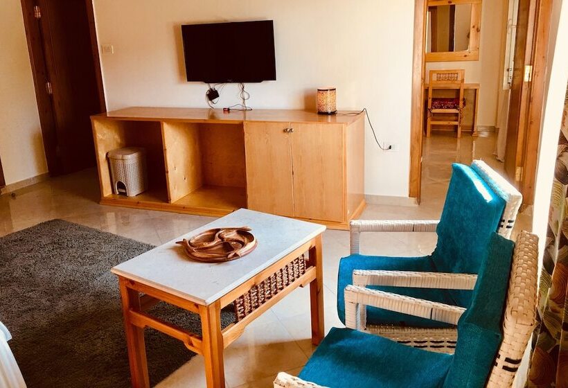 سوییت لوکس, Jewel Howard Carter