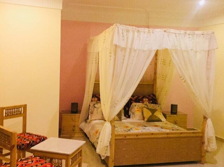 سوییت لوکس, Jewel Howard Carter