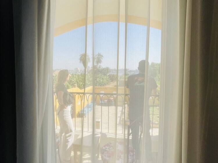 اتاق لوکس, Jewel Howard Carter