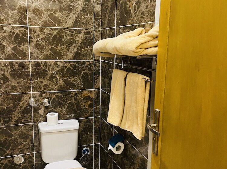 اتاق لوکس, Jewel Howard Carter