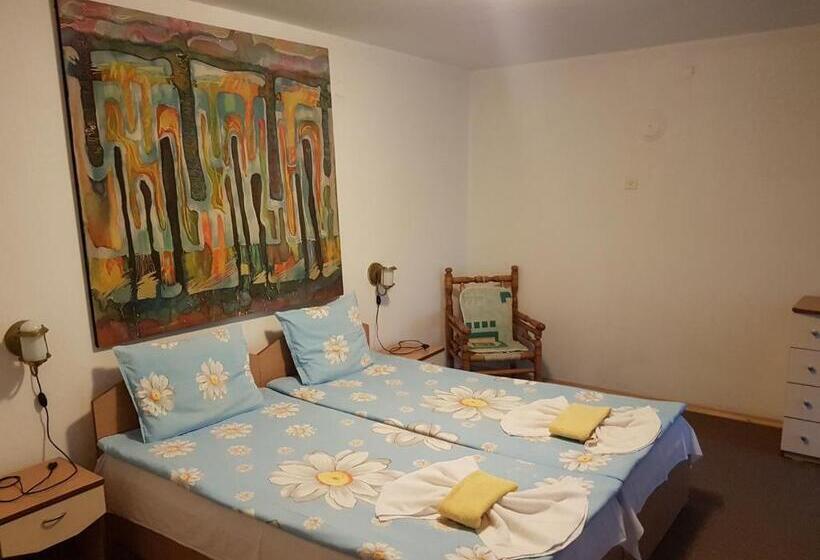 Четырехместный Номер Стандарт Вид на Сад, Guest House Veselina