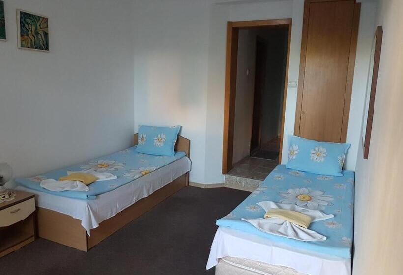 Четырехместный Номер Стандарт Вид на Сад, Guest House Veselina