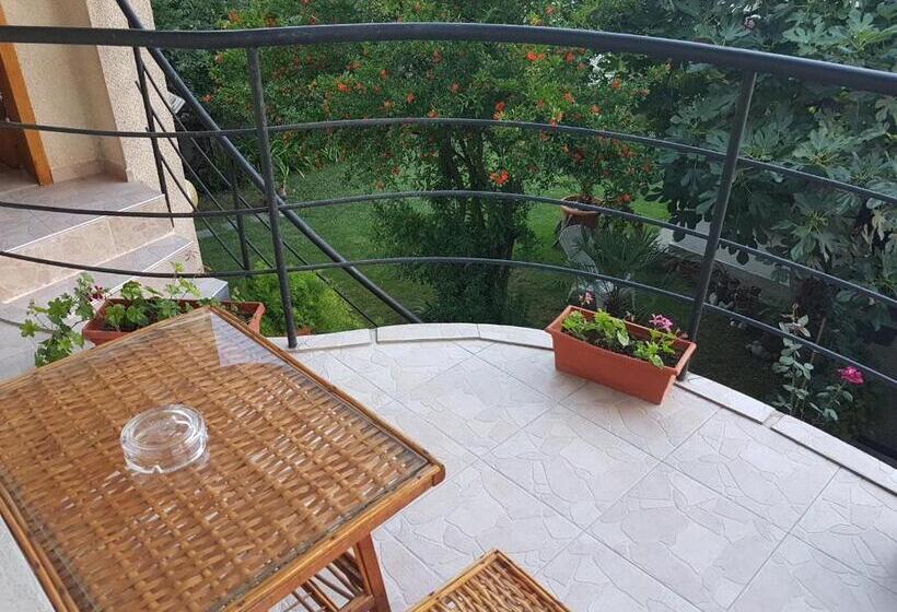 Номер Стандарт Вид на Сад, Guest House Veselina