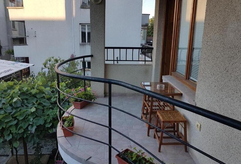 Номер Стандарт Вид на Сад, Guest House Veselina