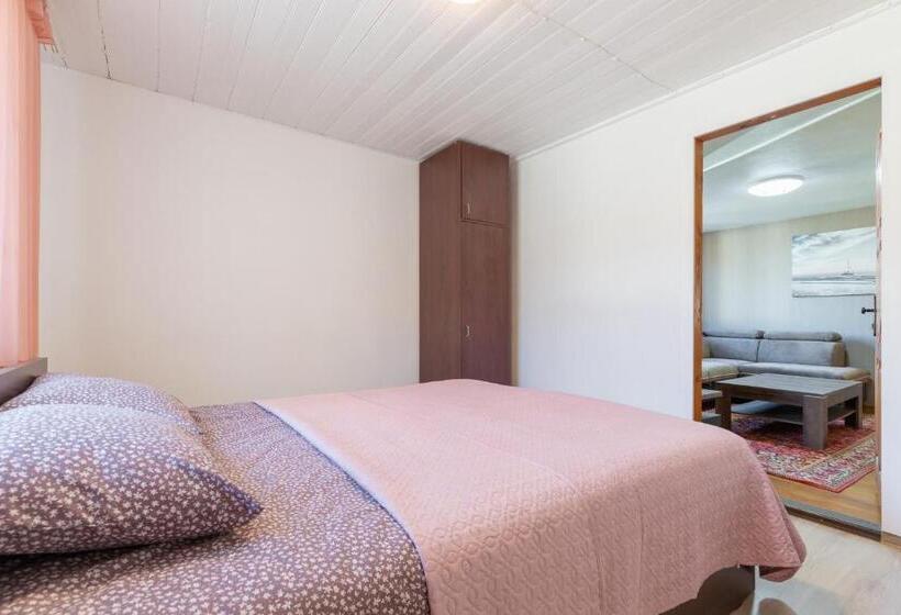 بنگله خانوادگی, Kopų 32 šventoji