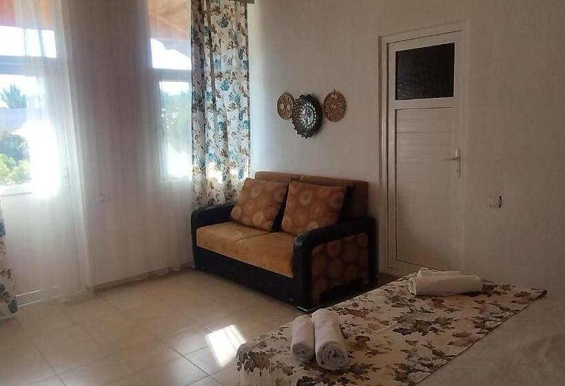 اتاق استاندارد سه نفره, Cemils Guest House