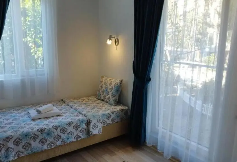 Perhehuone Puutarhanäkymä, Cemils Guest House